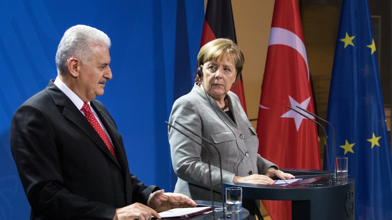 Bundeskanzlerin Merkel und der türkische Ministerpräsident Binali Yildirim bei einer Pressekonferenz im Bundeskanzleramt.