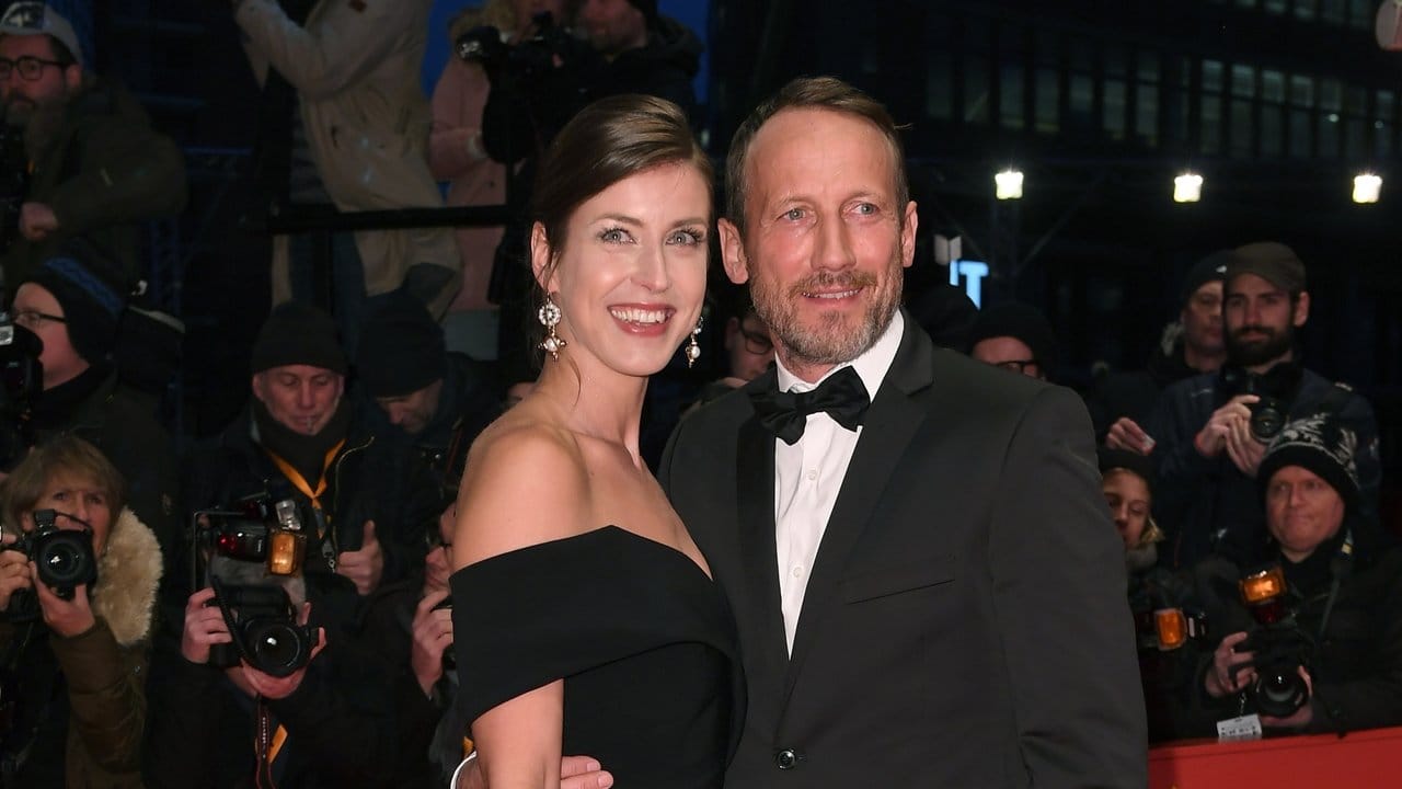 Wotan Wilke Möhring posiert mit seiner Freundin Cosima Lohse für die Fotografen. Wotan Wilke Möhring posiert mit seiner Freundin Cosima Lohse für die Fotografen.