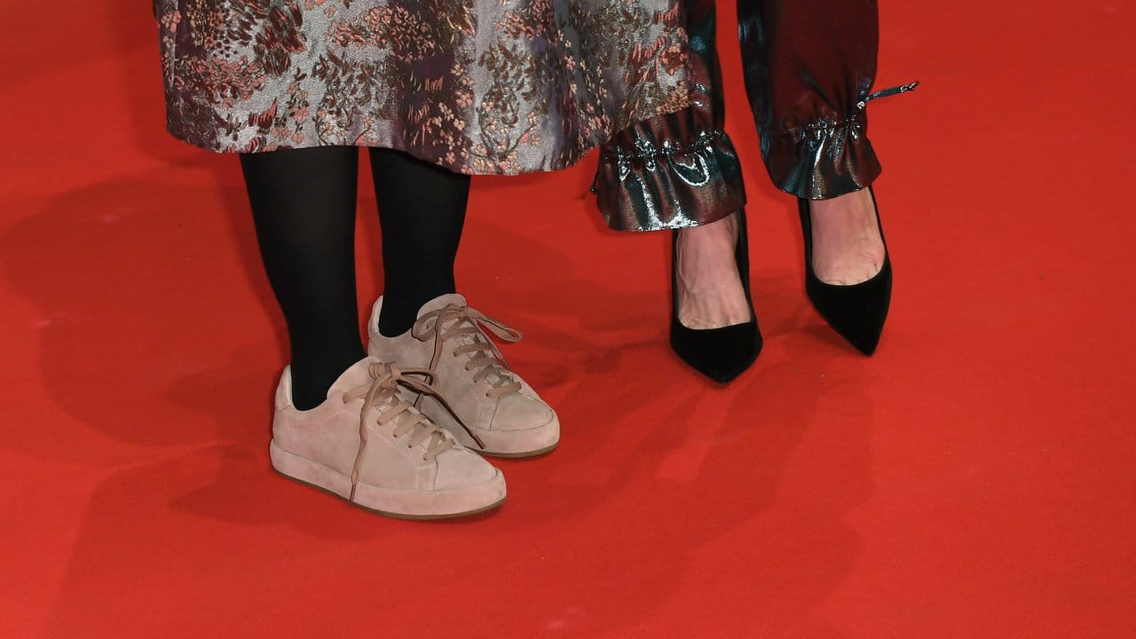 Anna Brüggemann (l) hat ihr Vorhaben wahr gemacht und verzichtete - anders als Lavinia Wilson neben ihr - auf High Heels. Anna Brüggemann (l) hat ihr Vorhaben wahr gemacht und verzichtete - anders als Lavinia Wilson neben ihr - auf High Heels.