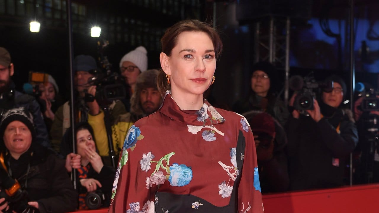 Die Schauspielerin Christiane Paul hat sich für ein Kleid im Kimono-Stil entschieden.