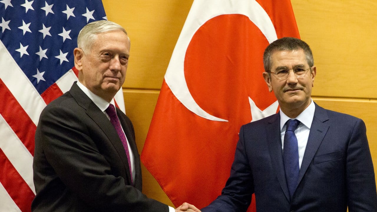US-Verteidigungsminister James Mattis zusammen mit seinem türkischen Amtskollegen Nurettin Canikli bei einem Treffen in Brüssel.
