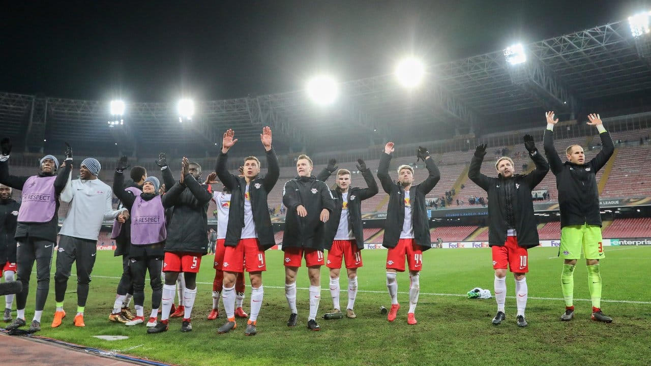 Die Spieler von RB Leipzig lassen sich nach dem Sieg beim SSC Neapel von ihren Fans feiern.