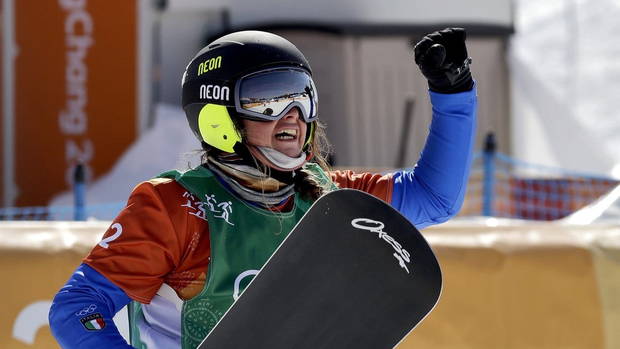Michela Moioli aus Italien freut sich über ihren Sieg im Snowboardcross. Michela Moioli aus Italien freut sich über ihren Sieg im Snowboardcross.