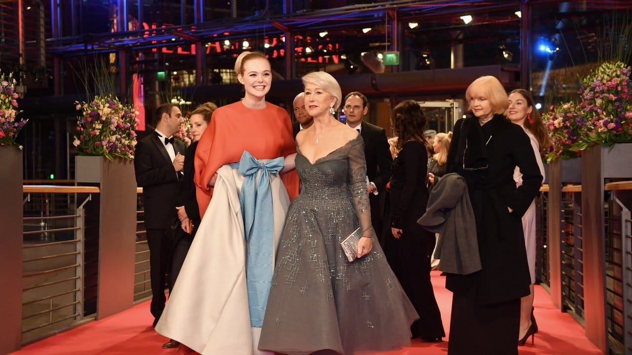 Elle Fanning (l) und Helen Mirren sind für die Kosmetikmarke L'Oréal Paris zur Berlinale gekommen.