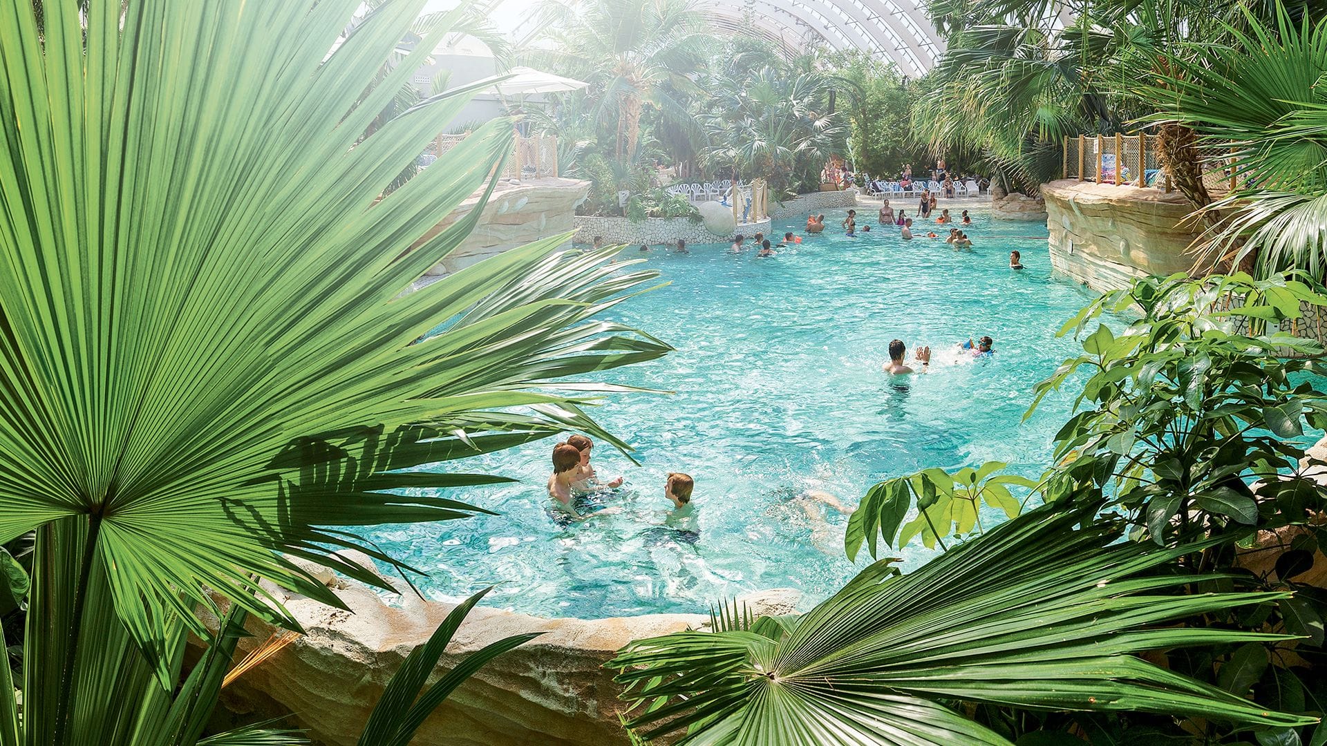 Tropischer Wasserspaß ist garantiert im neuen "Aqua Mundo", dem Spaßbad von Center Parcs. Es erwartet ab Oktober 2018 die ersten Wasserratten.