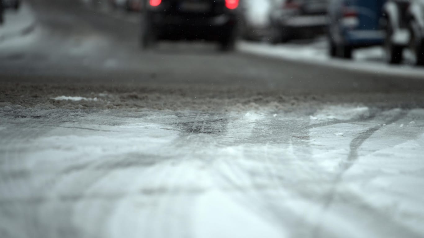 Auto auf vereister Straße: Für verschneite Landschaften dürfte es am Wochenende zu warm sein – glatte Straßen drohen trotzdem.
