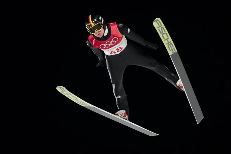 Andreas Wellinger holt Silber im Skispringen von der Großschanze.