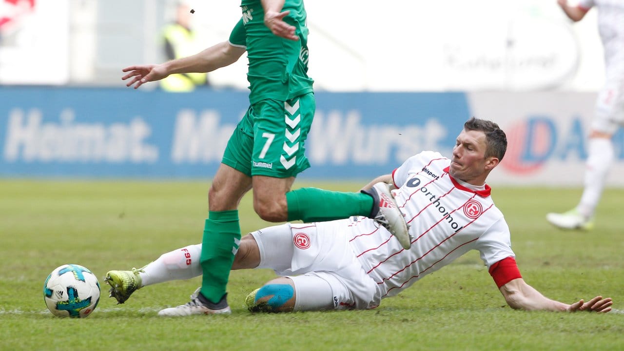 Die Düsseldorfer um Oliver Fink (r) kamen gegen Levent Aycicek und die SpVgg Greuther Fürth nur zu einem 1:1.