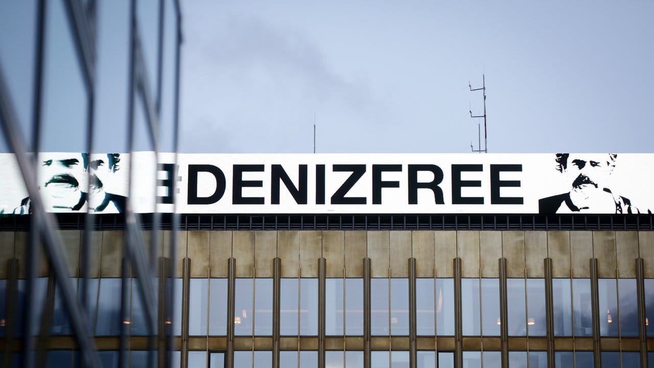 Der Schriftzug "Denizfree" auf der Leuchttafel des Axel-Springer-Hauses in Berlin.