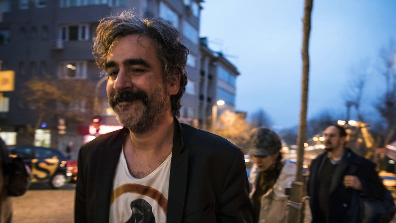 Der deutsch-türkische Journalist Deniz Yücel nach seiner Freilassung aus dem Gefängnis.
