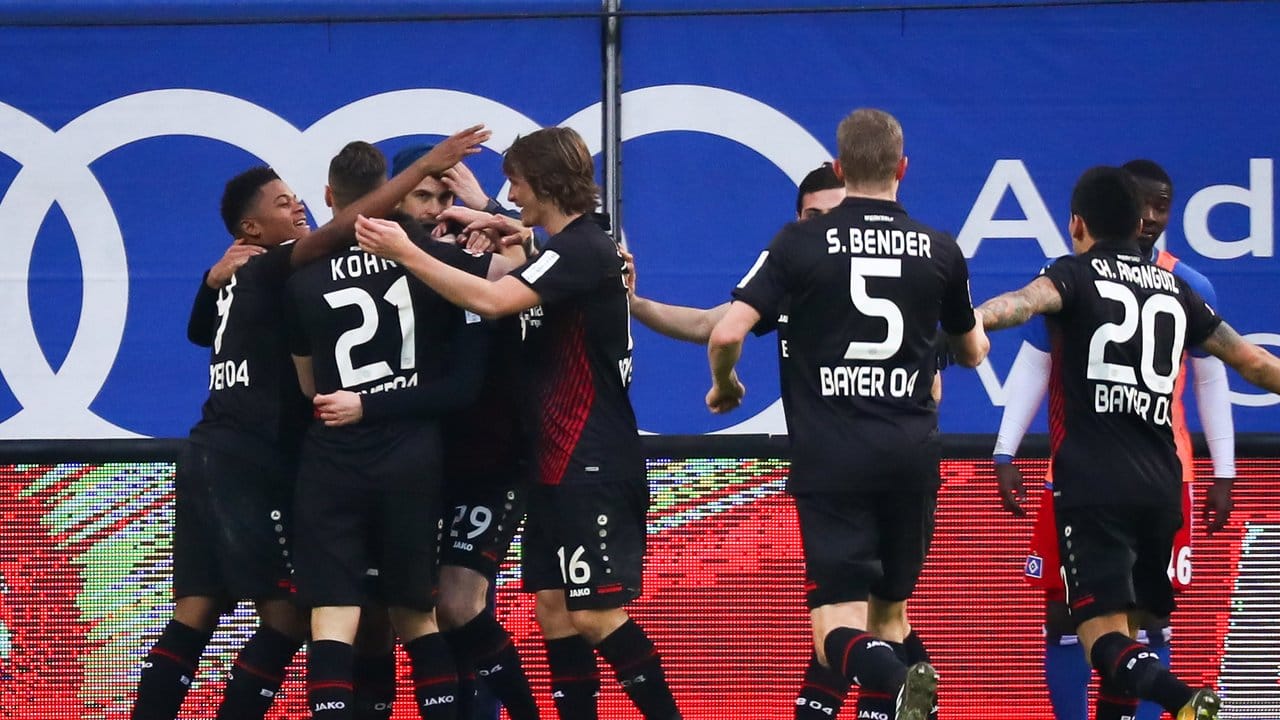 Leverkusens Spieler feiern den Treffer von Kai Havertz (verdeckt) zum 2:0.