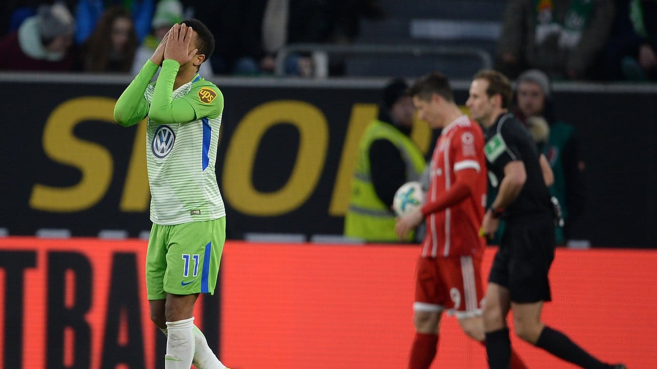 Wolfsburgs Didavi kann den Strafstoßpfiff in der Nachspielzeit nicht fassen.
