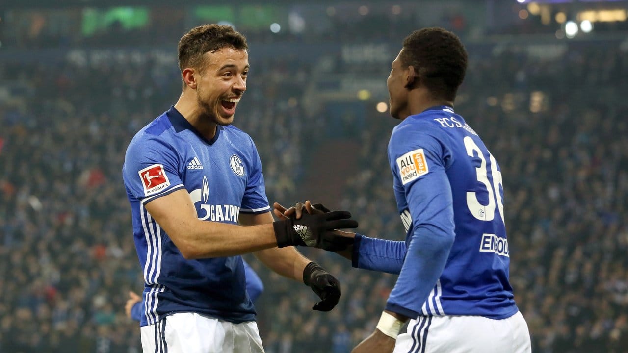 Schalkes Breel Embolo und Franco Di Santo (l) bejubeln das 2:0 gegen Hoffenheim.