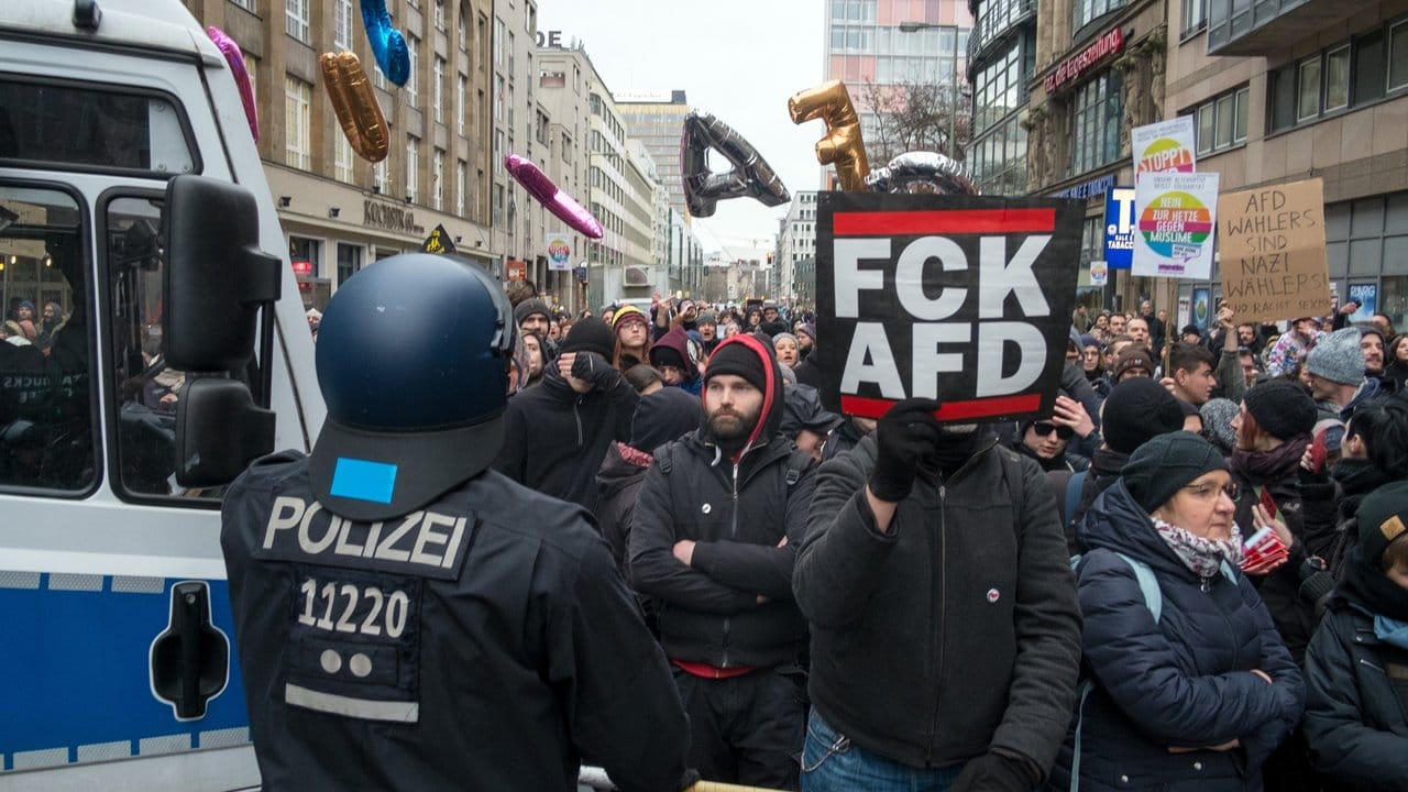Polizisten blockieren beim "Frauenmarsch" Gegendemonstranten am Checkpoint Charlie in Berlin. Polizisten blockieren beim "Frauenmarsch" Gegendemonstranten am Checkpoint Charlie in Berlin.