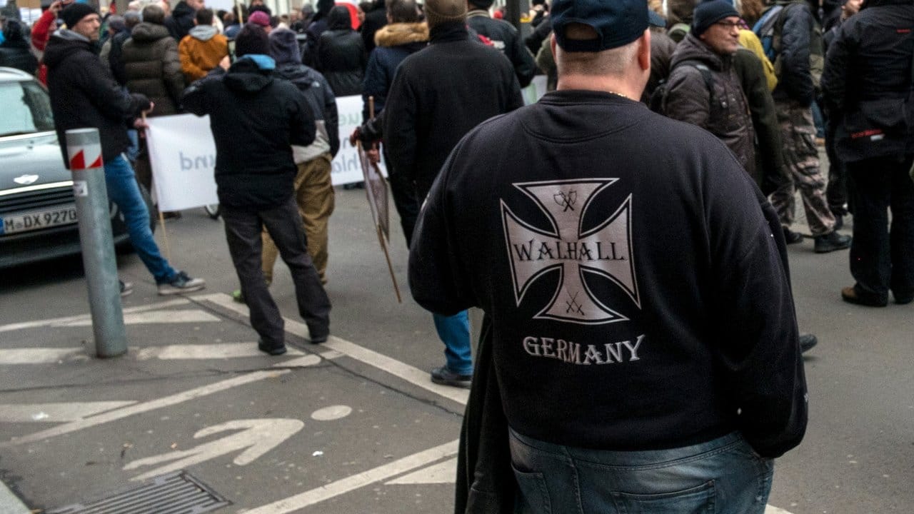 Am "Frauenmarsch" nahmen laut Polizei etwa 500 Menschen teil - um die 1000 stellten sich ihnen entgegen. Am "Frauenmarsch" nahmen laut Polizei etwa 500 Menschen teil - um die 1000 stellten sich ihnen entgegen.