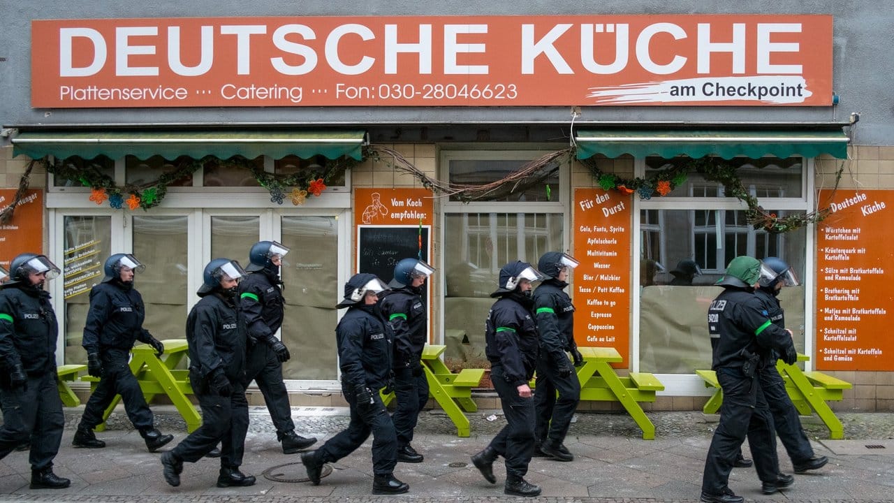 Es gibt deutsche Küche: Polizeieinsatz beim "Frauenmarsch" vor einem Restaurant an der Friedrichstraße in Berlin. Es gibt deutsche Küche: Polizeieinsatz beim "Frauenmarsch" vor einem Restaurant an der Friedrichstraße in Berlin.