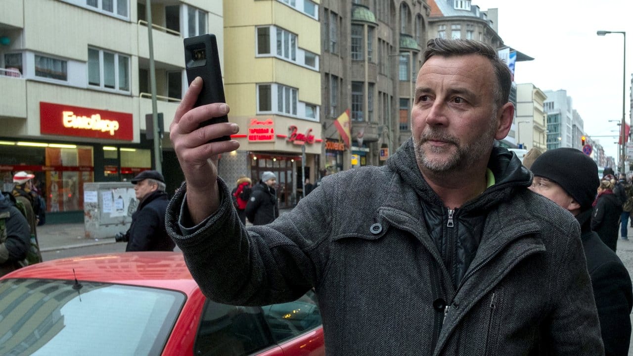 Macht sich sein eigenes Bild: Pegida-Gründer Lutz Bachmann beim "Frauenmarsch". Macht sich sein eigenes Bild: Pegida-Gründer Lutz Bachmann beim "Frauenmarsch".