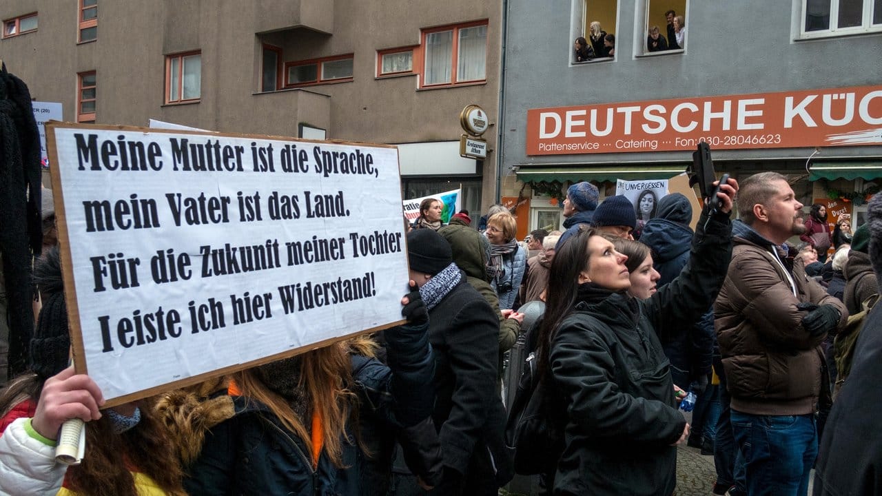 Der "Frauenmarsch" aus dem AfD-Umfeld auf der Berliner Friedrichstraße. Der "Frauenmarsch" aus dem AfD-Umfeld auf der Berliner Friedrichstraße.