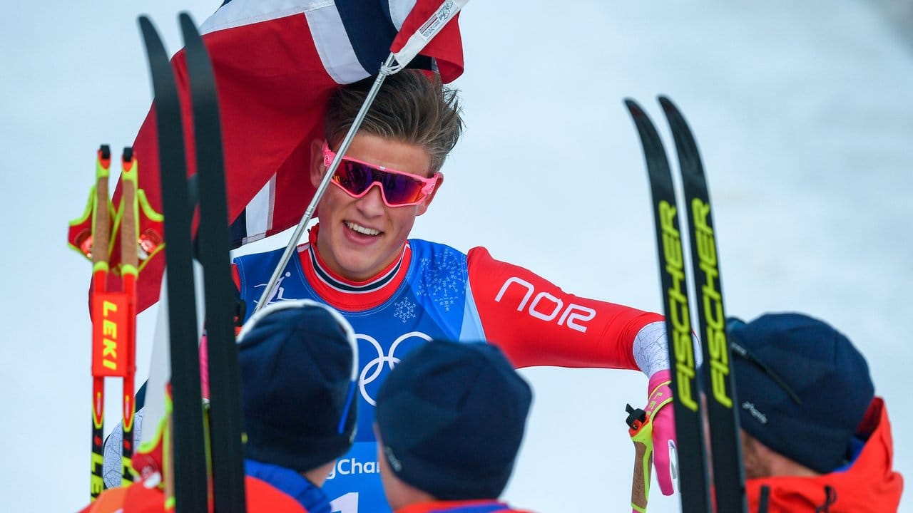 Schlussläufer Johannes Kläbo (M) sicherte den Norwegern die Goldmedaille.