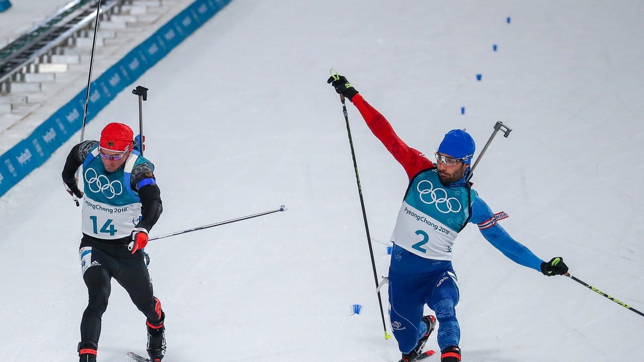 Martin Fourcade (r) siegte im Massenstart hauchdünn vor Simon Schempp. Martin Fourcade (r) siegte im Massenstart hauchdünn vor Simon Schempp.