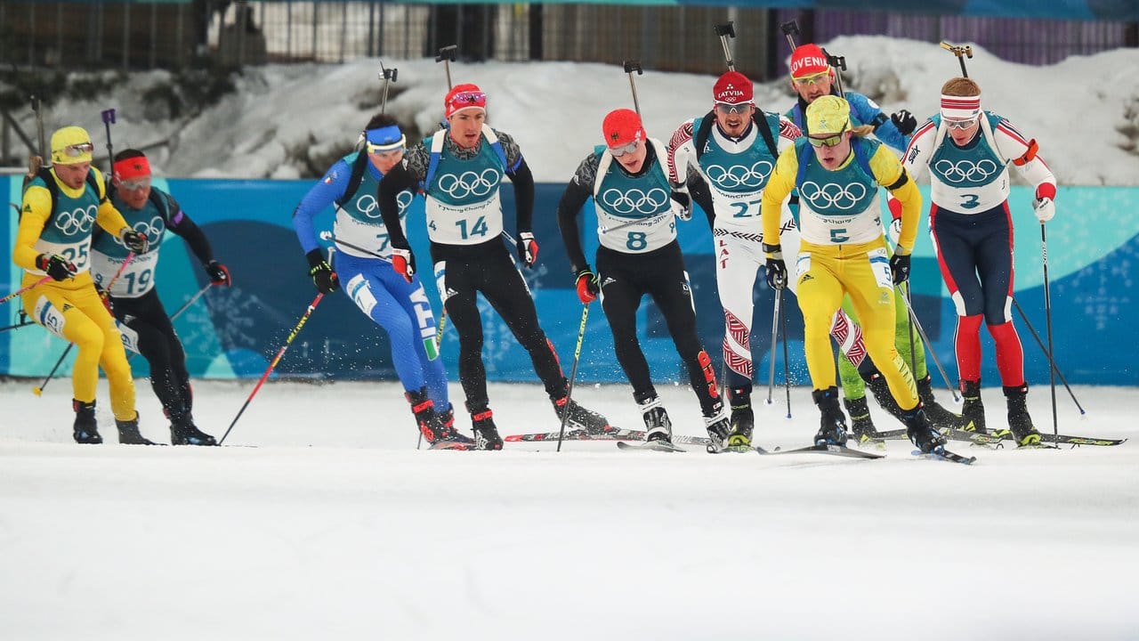 Die Biathleten sind beim Massenstart-Rennen unterwegs. Die Biathleten sind beim Massenstart-Rennen unterwegs.