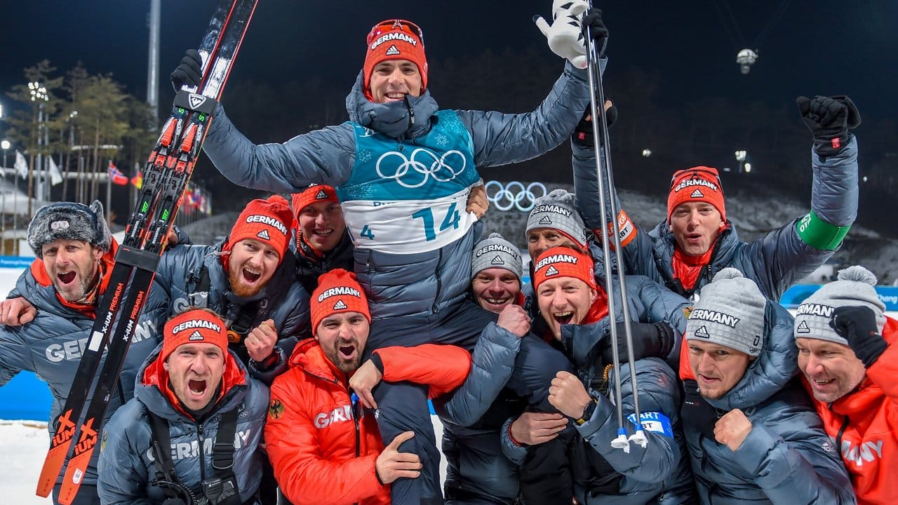 Das deutschen Biathlon-Team feiert den Silbermedaillengewinner Simon Schmepp. Das deutschen Biathlon-Team feiert den Silbermedaillengewinner Simon Schmepp.