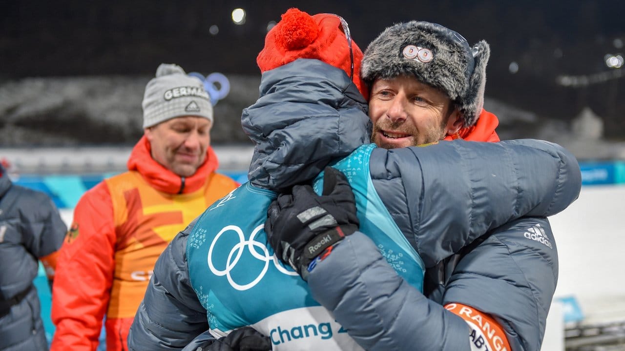 Bundestrainer Mark Kirchner gratuliert Simon Schempp. Bundestrainer Mark Kirchner gratuliert Simon Schempp.