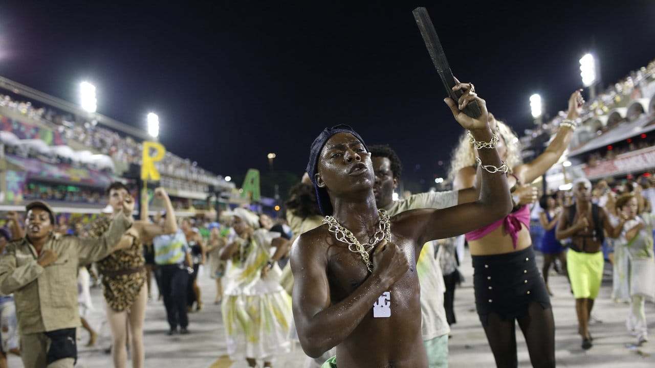 Mitglieder der Sambaschule Beija-Flor beim Karneval in Rio de Janeiro.