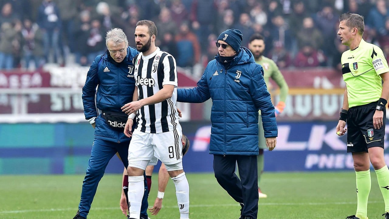 Gonzalo Higuain von Juventus (M) verlässt nach einer Verletzung das Spielfeld.