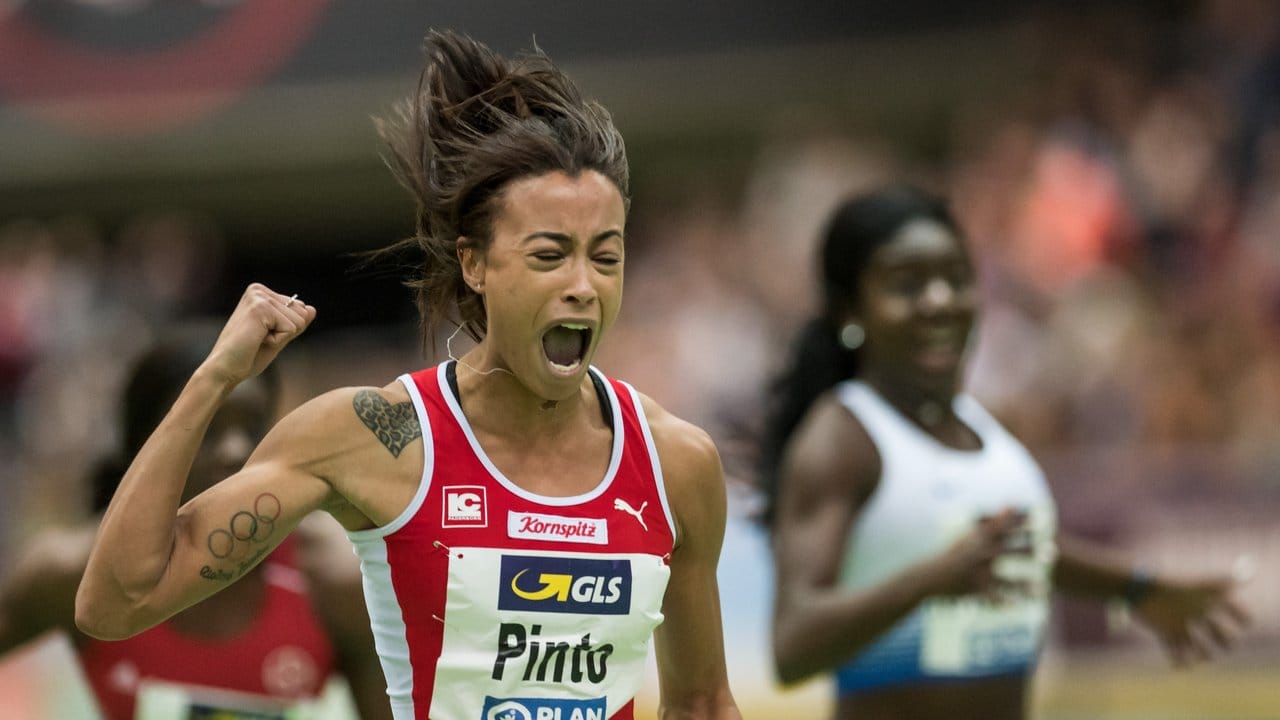 Tatjana Pinto jubelt über ihren Sieg im 60-Meter-Finale bei den deutschen Hallenmeisterschaften.