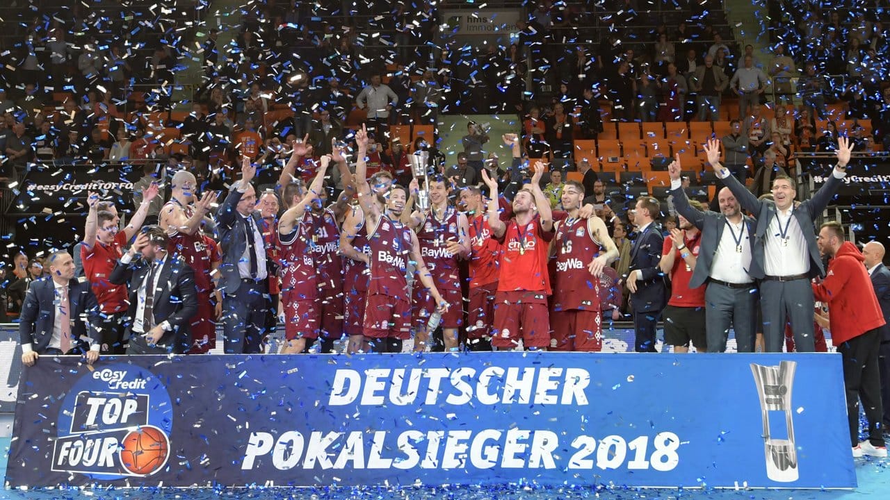 Bayern Münchens Spieler feiern den ersten Pokalerfolg seit 50 Jahren. Bayern Münchens Spieler feiern den ersten Pokalerfolg seit 50 Jahren.