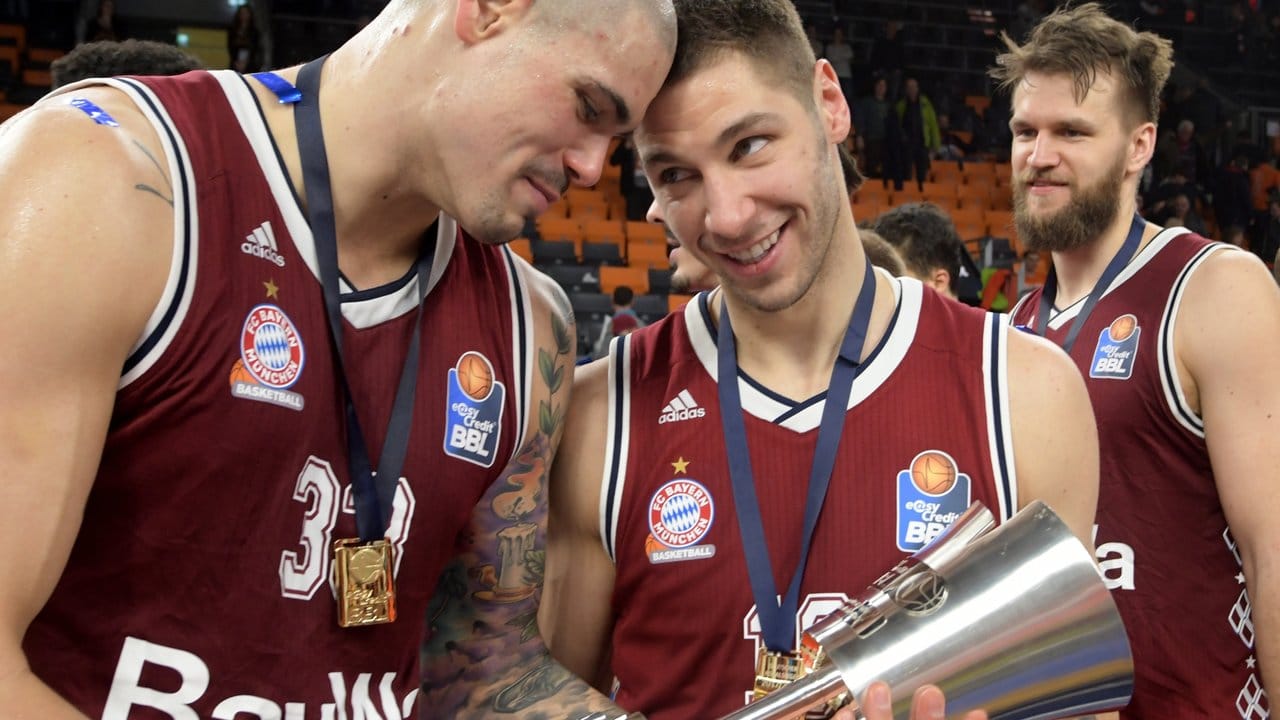 Münchens Spieler Maik Zirbes (l-r), Stefan Jovic und Danilo Barthel feiern den Pokalsieg. Münchens Spieler Maik Zirbes (l-r), Stefan Jovic und Danilo Barthel feiern den Pokalsieg.