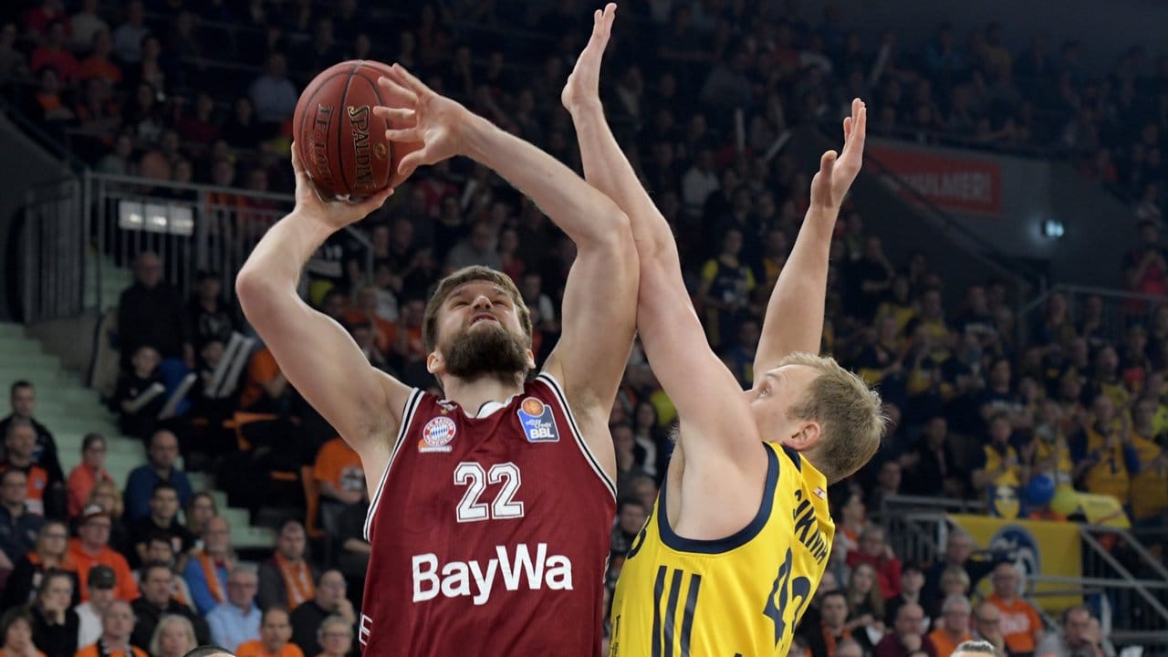 Münchens Danilo Barthel (l) und Luke Sikma von Berlin kämpfen um den Ball. Münchens Danilo Barthel (l) und Luke Sikma von Berlin kämpfen um den Ball.