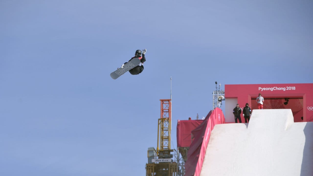Der erste olympische Wettbewerb im Big Air findet auf dem Gegenhang des Skisprungstadions statt.