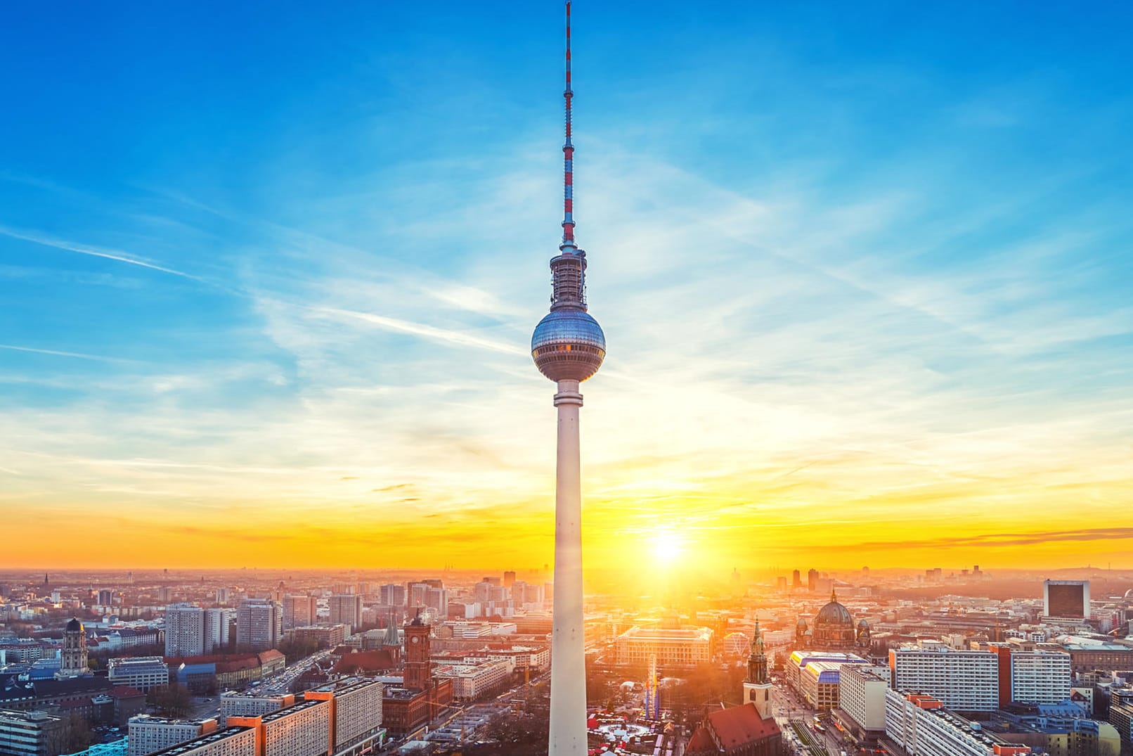 Blick über den Alexanderplatz in Berlin bei Sonnenuntergang.