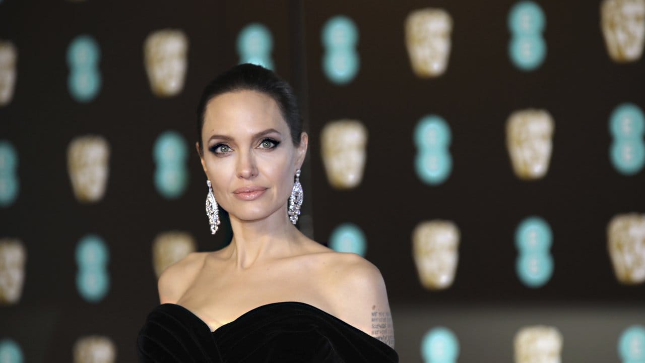 In Solidarität mit der "Time's Up"-Bewegung ist auch Angelina Jolie in einem schwarzen Dress zu den Baftas gekommen.