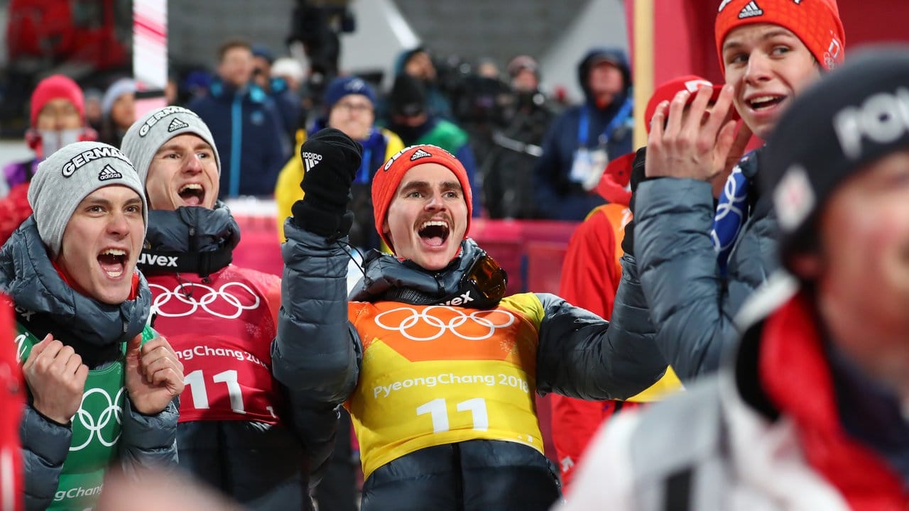 Die deutschen Skispringer Stephan Leyhe, Karl Geiger, Richard Freitag und Andreas Wellinger (l-r) feiern den zweiten Platz.