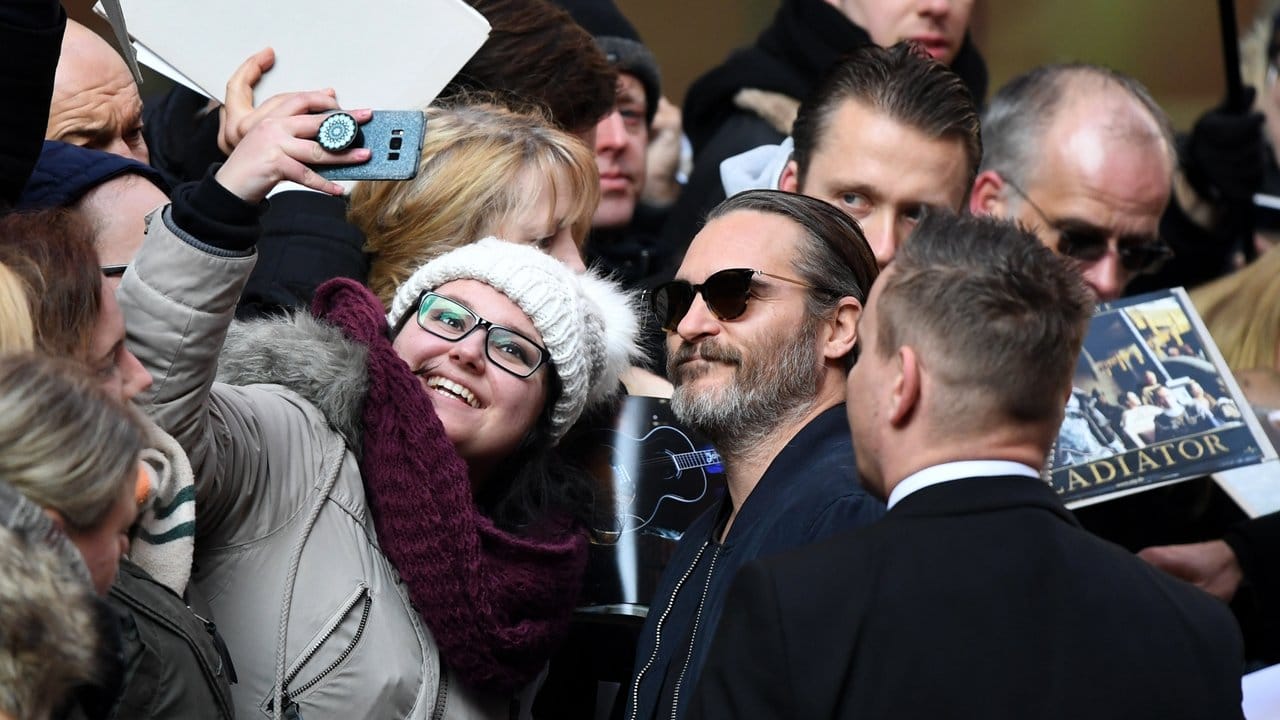 Ein Selfie-Traum geht in Erfüllung: Joaquin Phoenix auf der Berlinale.