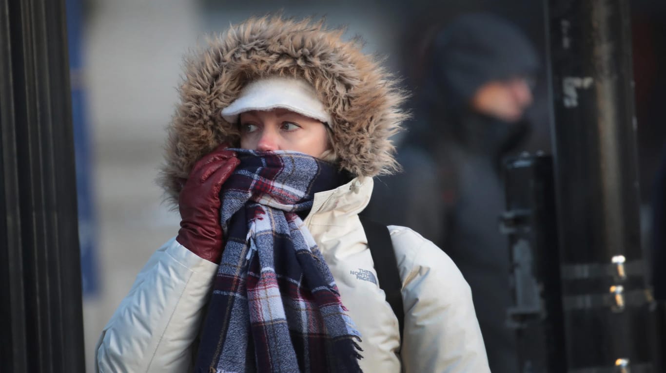 Frau in Schal und Winterjacke: Am Wochenende kann es nachts in weiten Teilen Deutschlands empfindlich kalt werden.