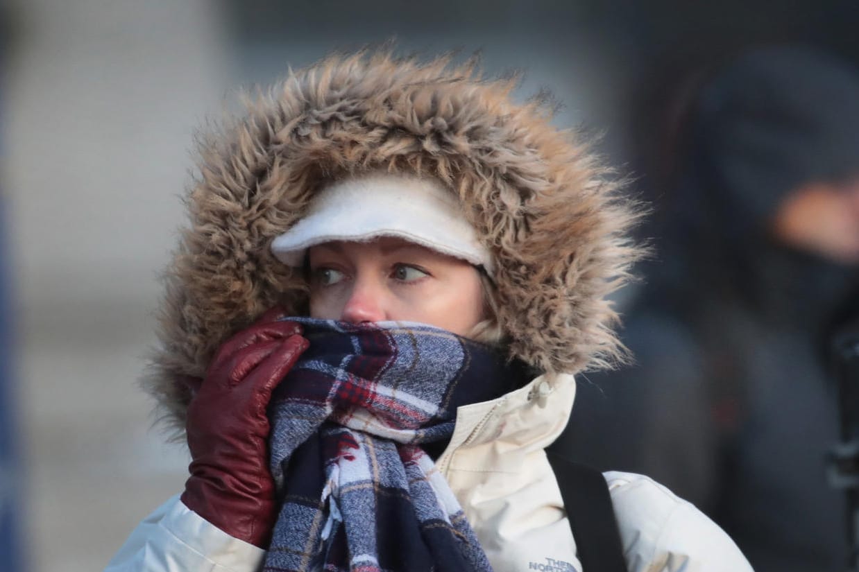 Frau in Schal und Winterjacke: Am Wochenende kann es nachts in weiten Teilen Deutschlands empfindlich kalt werden.