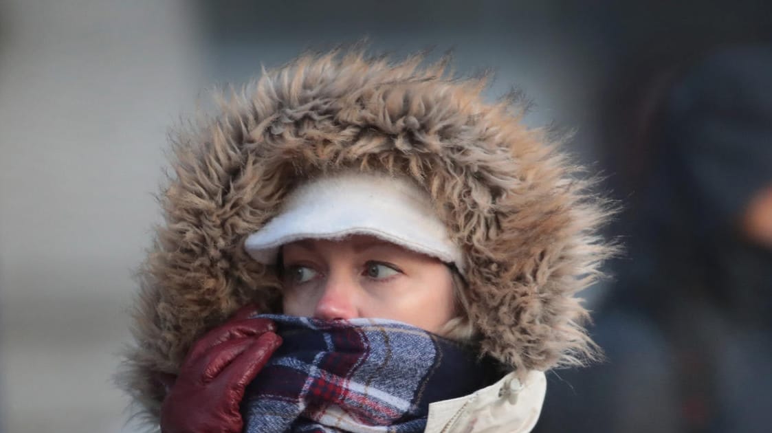 Frau in Schal und Winterjacke: Am Wochenende kann es nachts in weiten Teilen Deutschlands empfindlich kalt werden.