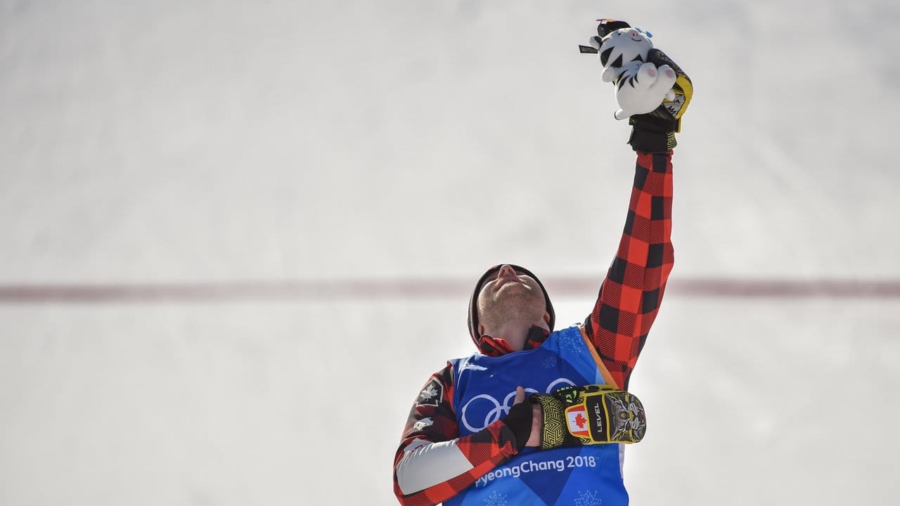 Der Kanadier Brady Leman freut sich über seinen Sieg im Skicross.