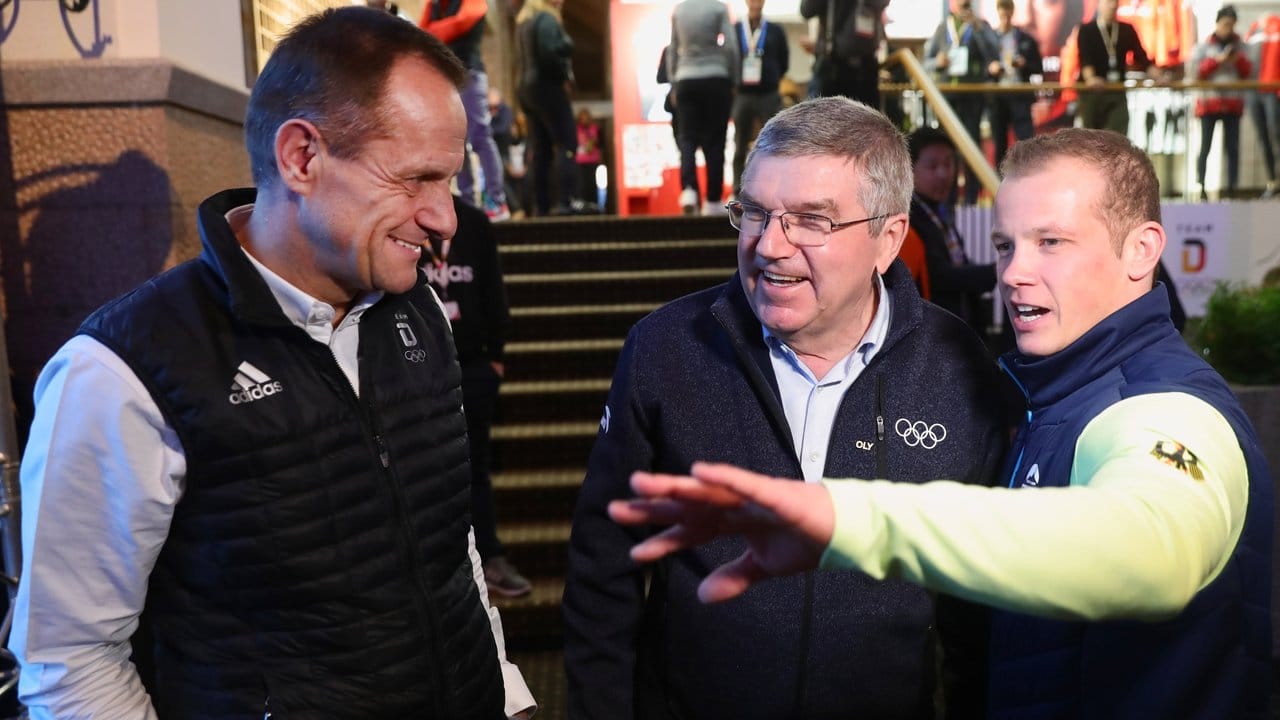 Thomas Bach (M) unterhält sich im Deutschen Haus mit DOSB-Präsident Alfons Hörmann und Turner Fabian Hambüchen.