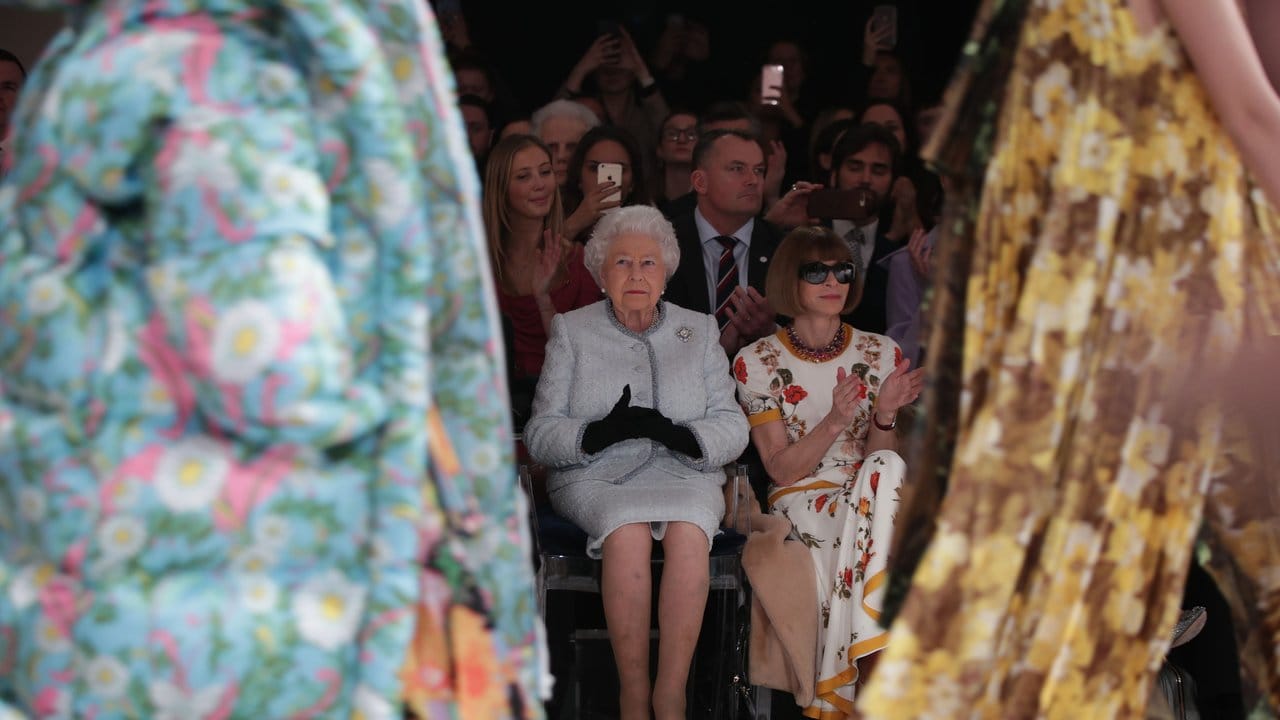 Die britische Königin Elizabeth (Mitte l) mit Anna Wintour (Mitte r) auf der London Fashion Week.