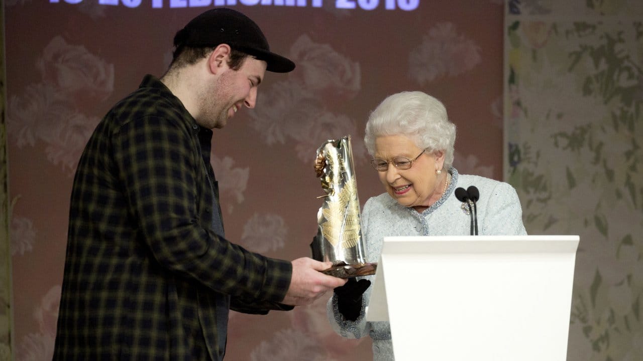 Die britische Königin Elizabeth verlieh dem britischen Designer Richard Quinn den Preis "Queen Elizabeth II Award for British Design".