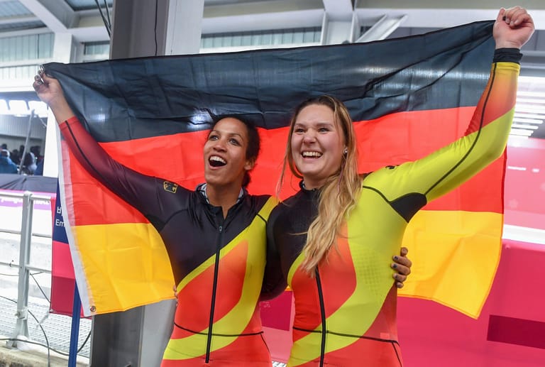Überraschungs-Olympiasiegerinnen im Zweierbob: Pilotin Mariama Jamanka (l.) und Anschieberin Lisa Buckwitz jubeln über ihre Goldmedaille.