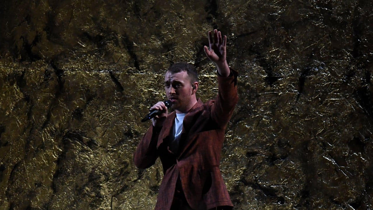 Sam Smith sang seinen Hit "Too Good at Goodbyes" vor einem Bronze-Background.
