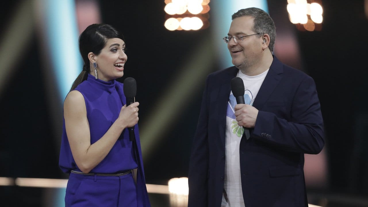 Die Moderatoren Linda Zervakis und Elton beim deutscher Vorentscheid für den Eurovision Song Contest.