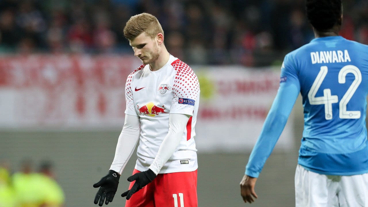 Leipzigs Nationalspieler Timo Werner (l) hadert nach einem Fehlpass mit sich selber.