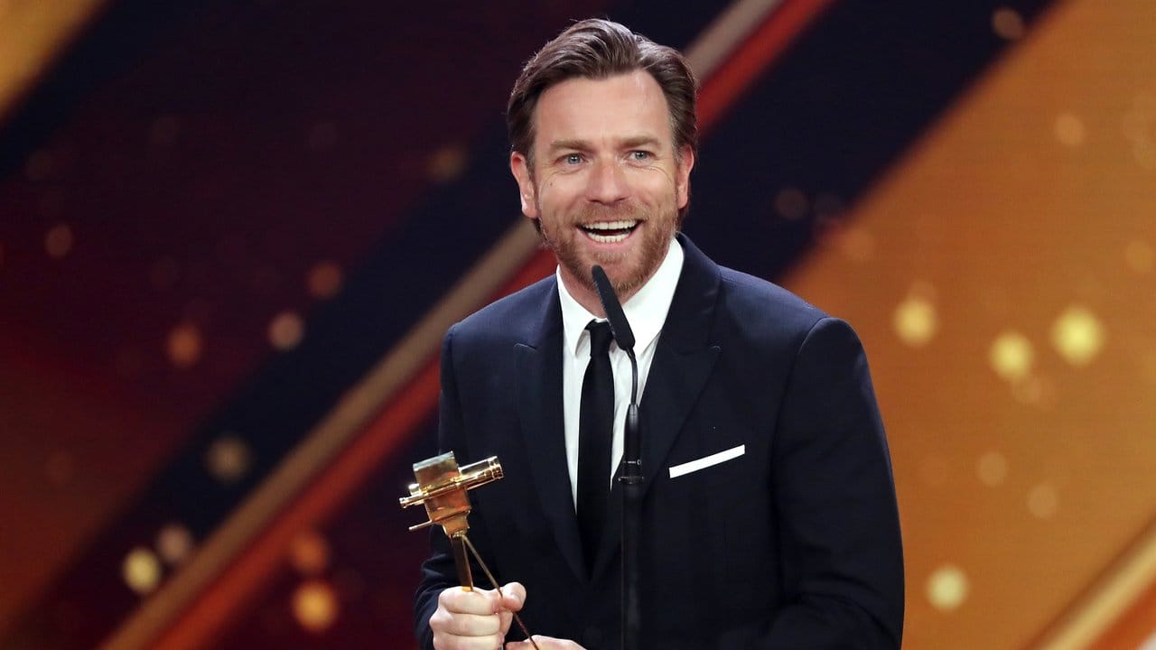 Ewan McGregor bedankt sich für seine Goldene Kamera als "Bester Schauspieler International".